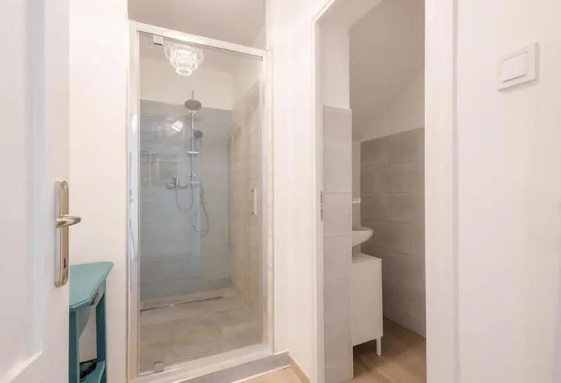 استودیوی استاندارد, Kékmadaras Vendégház Tihany