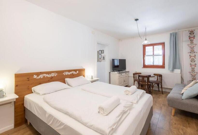 スタンダードスタジオ, Kékmadaras Vendégház Tihany