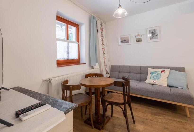 スタンダードスタジオ, Kékmadaras Vendégház Tihany