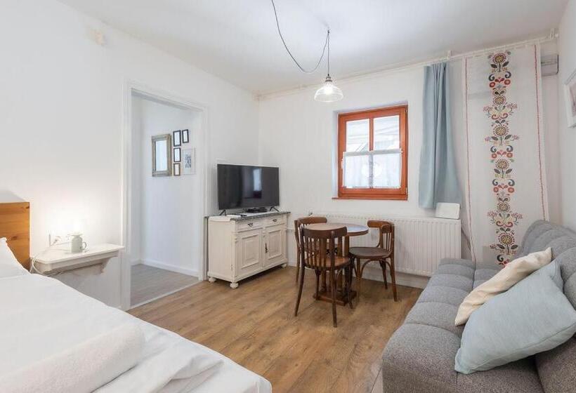 スタンダードスタジオ, Kékmadaras Vendégház Tihany