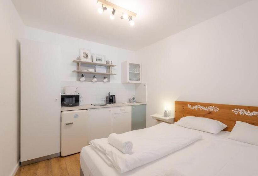 スタンダードスタジオ, Kékmadaras Vendégház Tihany