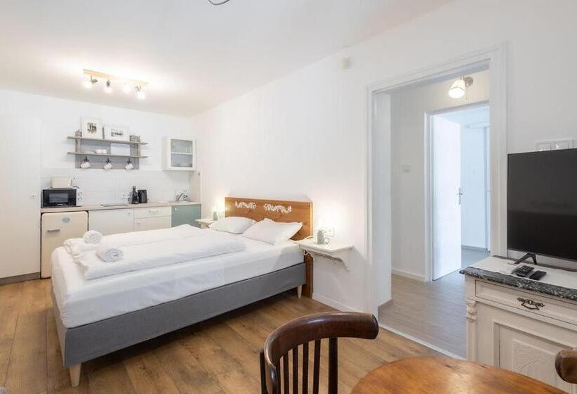 スタンダードスタジオ, Kékmadaras Vendégház Tihany