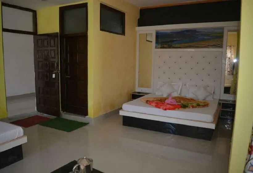 Standard Neljän Hengen Huone Parveke, Goroomgo Nice One Palace Srinagar