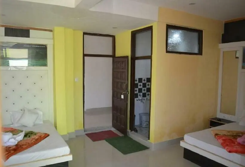Standard Neljän Hengen Huone Parveke, Goroomgo Nice One Palace Srinagar