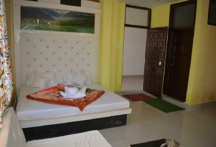 Standard Neljän Hengen Huone Parveke, Goroomgo Nice One Palace Srinagar