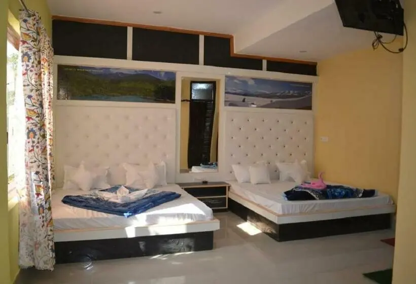 Standard Neljän Hengen Huone Parveke, Goroomgo Nice One Palace Srinagar