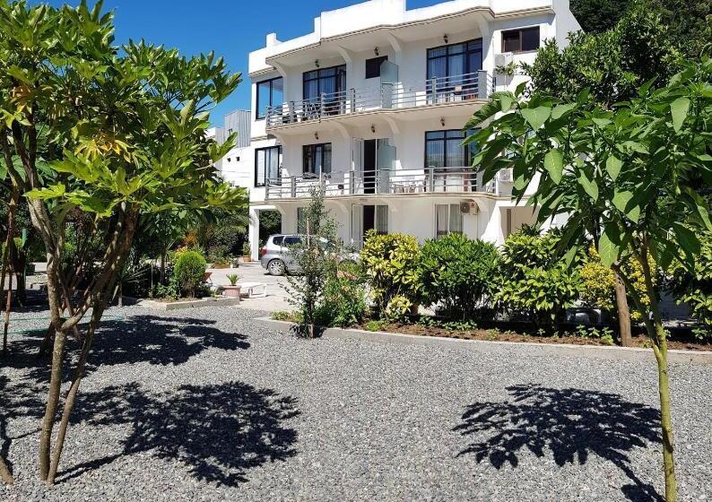 اتاق خانوادگی, Garden In Gonio Matata Motsikulis 58