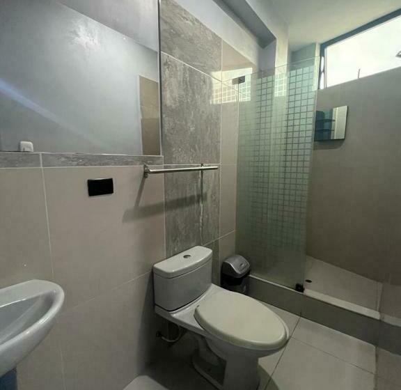 اتاق خانوادگی, Adrian´s