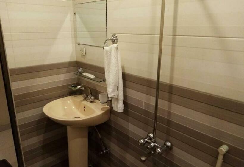Deluxe Room, Inn Karachi
