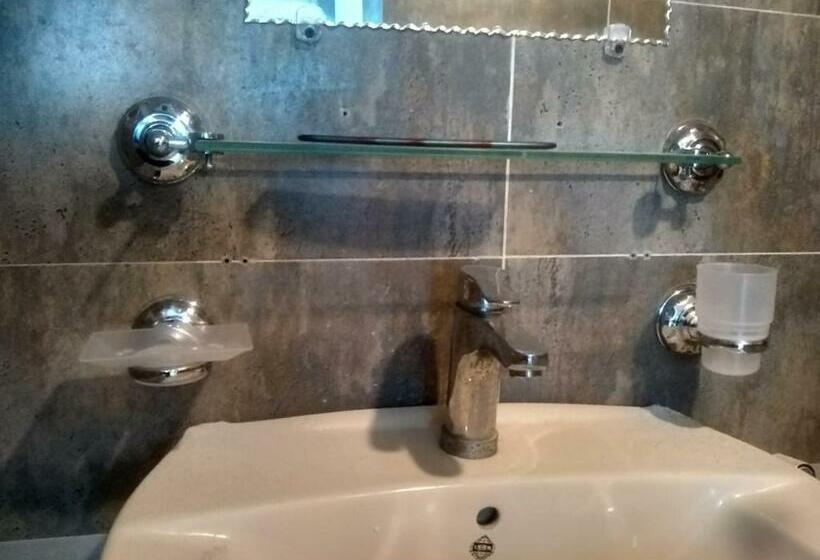 Deluxe Room, Inn Karachi