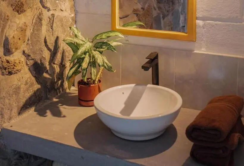 Perhehuone, Hostal Pimampiro