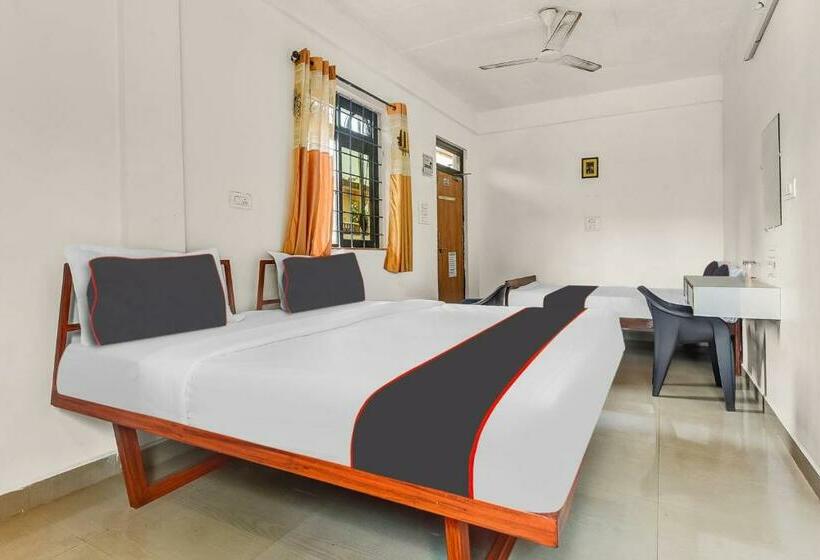 חדר קלאסי לשלושה, Collection O Ashwem Beach Side Stay