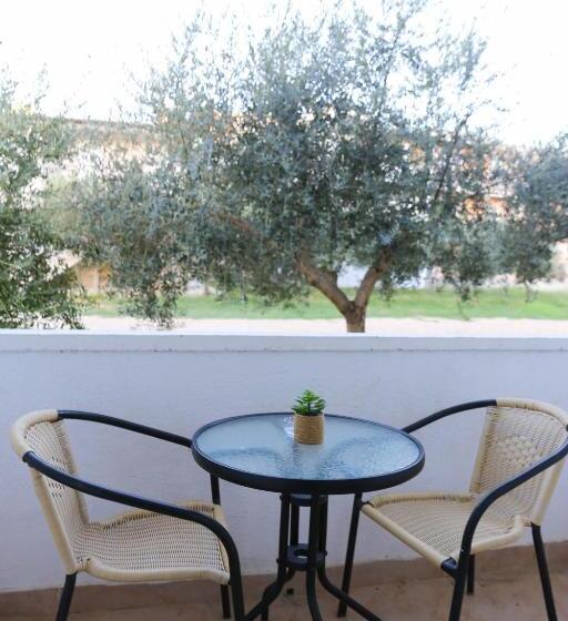 اتاق لوکس, La Hacienda