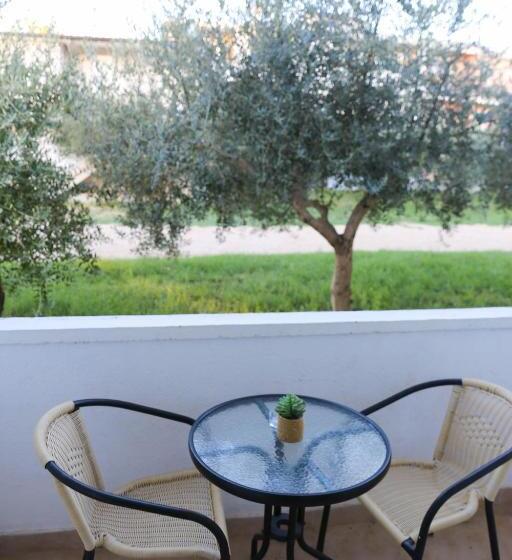 اتاق لوکس سه تخته, La Hacienda