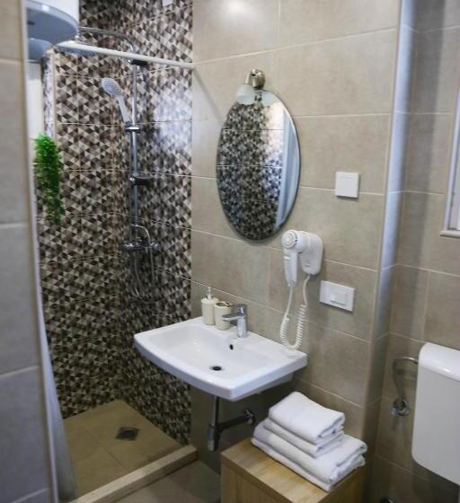 اتاق لوکس سه تخته, La Hacienda