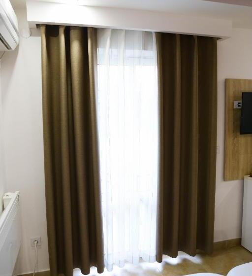 اتاق لوکس سه تخته, La Hacienda