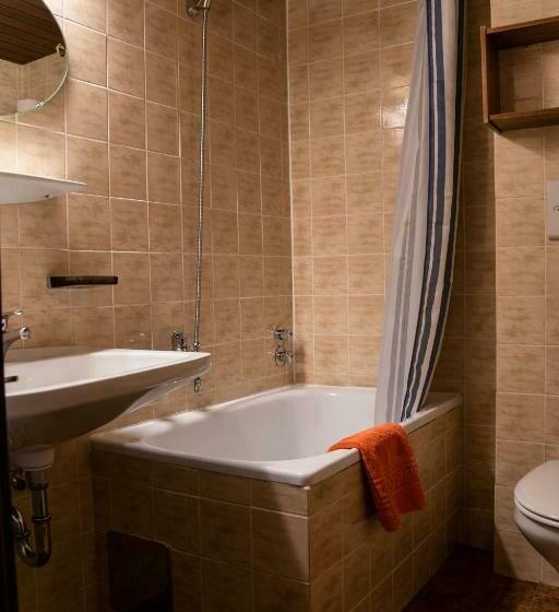 غرفة قياسية مزوَّدة بشُرفة, Marko