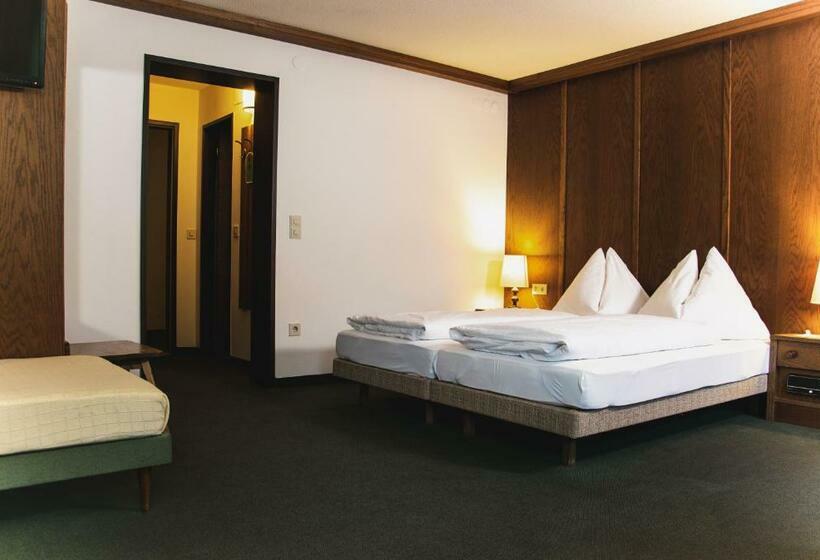 غرفة قياسية ثلاثية مزودة بشرفة, Marko