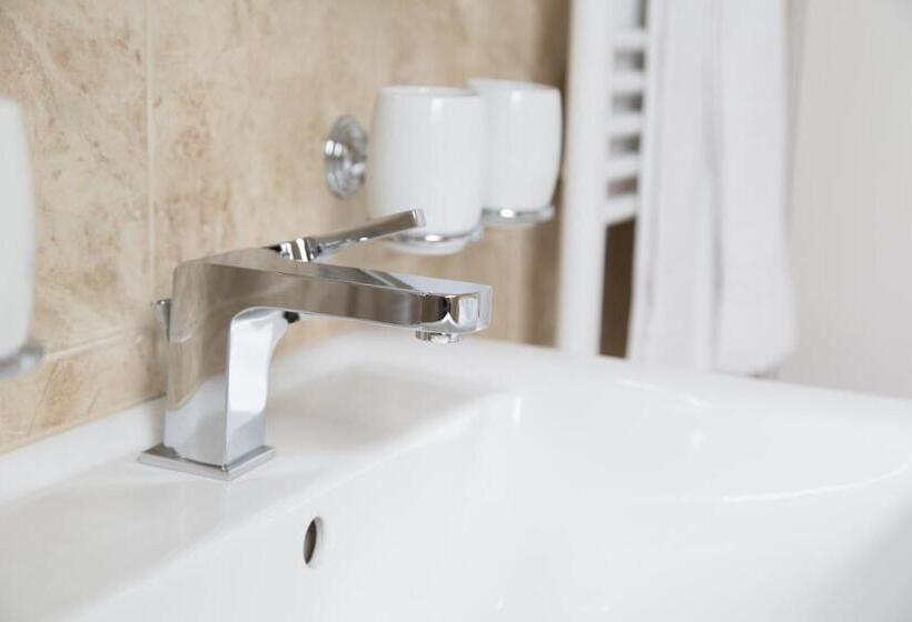 4인용 스탠다드 룸, Alpha & Omega