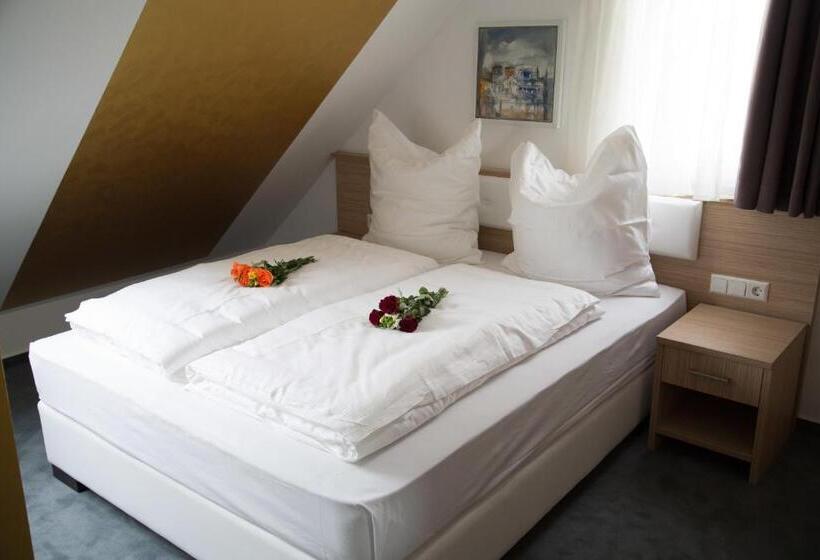 Четырехместный Номер Стандарт, Alpha & Omega