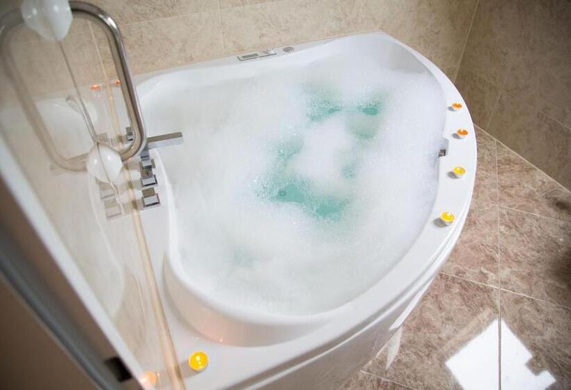 디럭스 스위트, Alpha & Omega