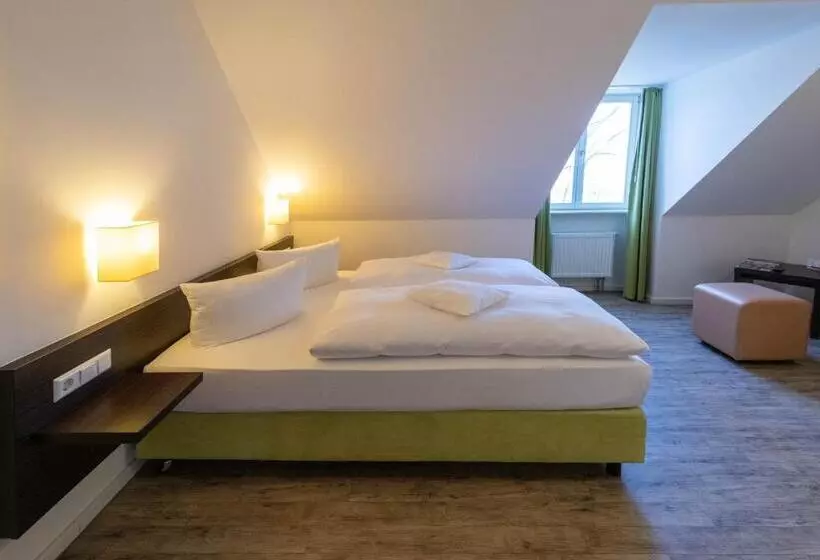 スタンダードルーム, Am Großen Waisenhaus