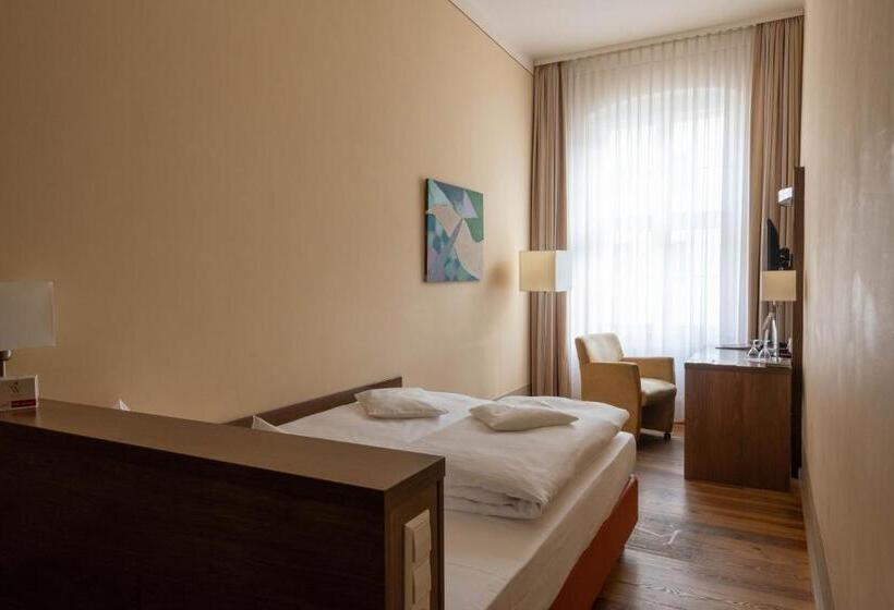 غرفة أساسية, Am Großen Waisenhaus