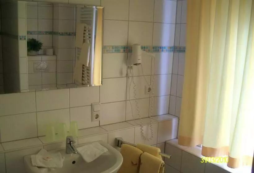 Standard Kolmen Hengen Huone, Gästehaus Priester