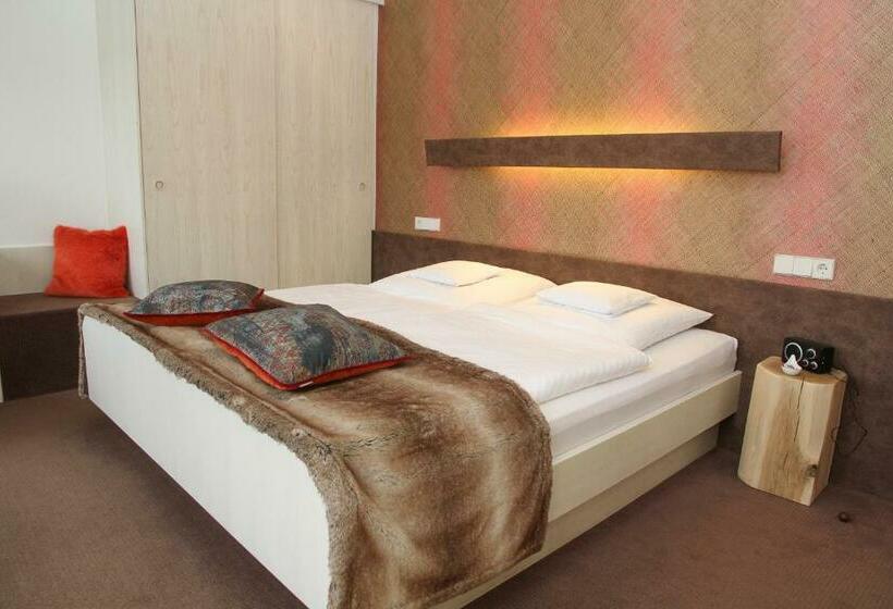 컴포트 룸, Vetter