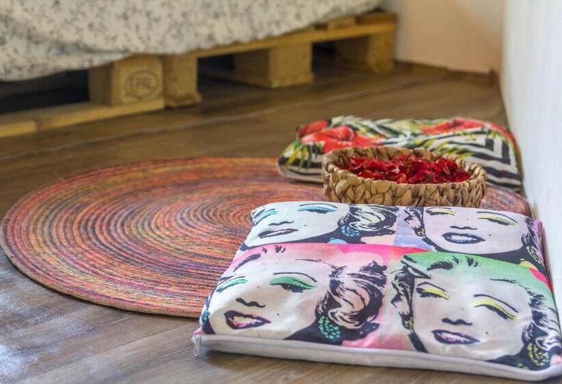 اتاق استاندارد, Cha Cha Backpackers
