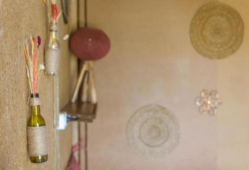 اتاق استاندارد با چشمانداز باغ, Cha Cha Backpackers