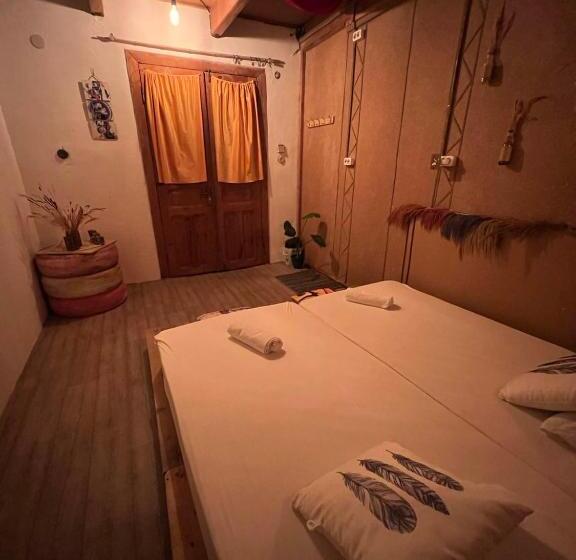 اتاق استاندارد با چشمانداز باغ, Cha Cha Backpackers