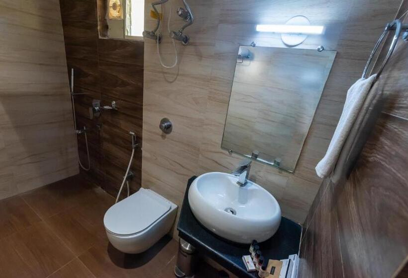 اتاق لوکس خانوادگی, Nrs Hillton