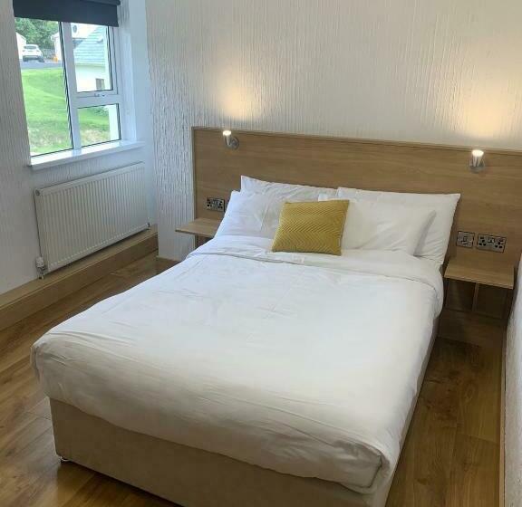 חדר סטנדרט, Hughie Mickey Dan S B&b