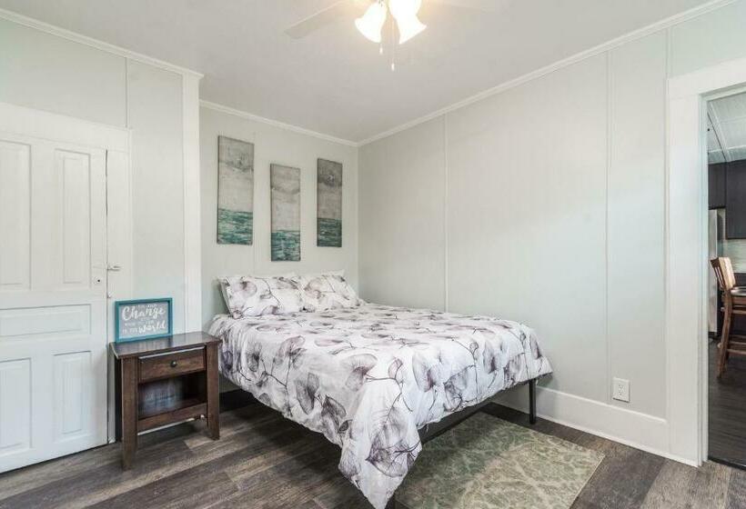 غرفة قياسية, Depot Village