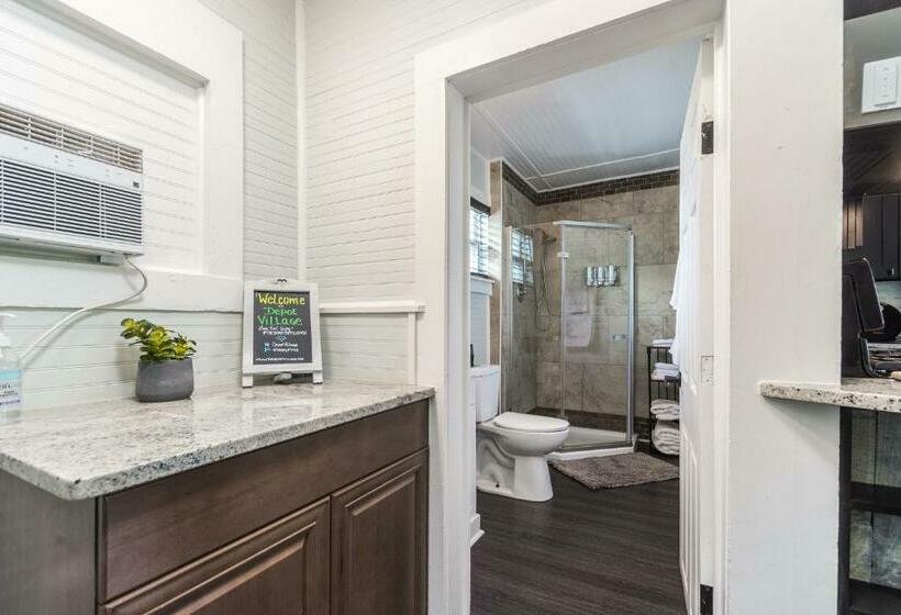 غرفة قياسية, Depot Village