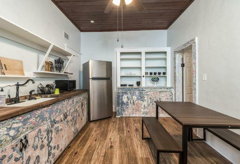 غرفة ديلوكس, Depot Village