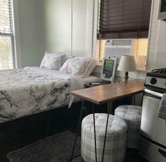 غرفة قياسية, Depot Village