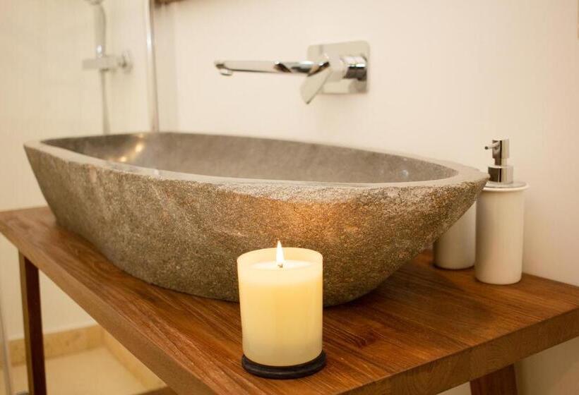 جناح جونيور مزوَّد بحمام سباحة, Palazzo Raho Art Museum