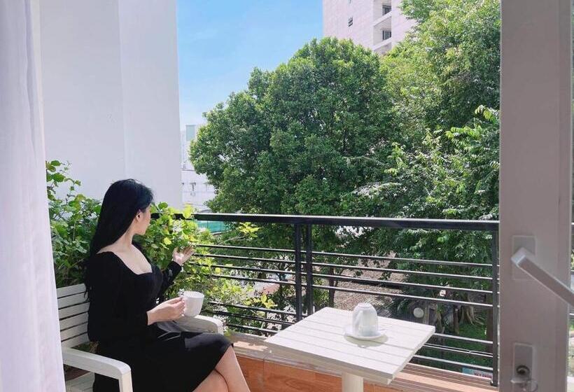 اتاق لوکس با بالکن, Chez Lotus Vn