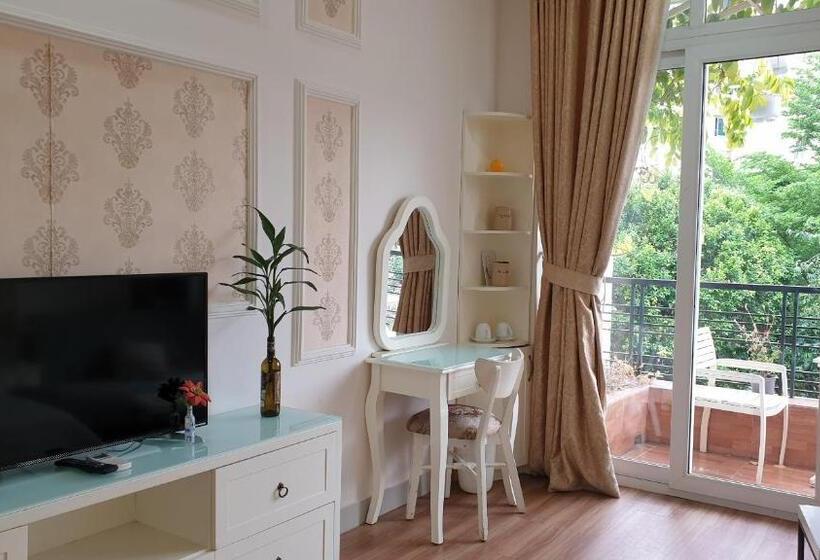 اتاق لوکس با بالکن, Chez Lotus Vn