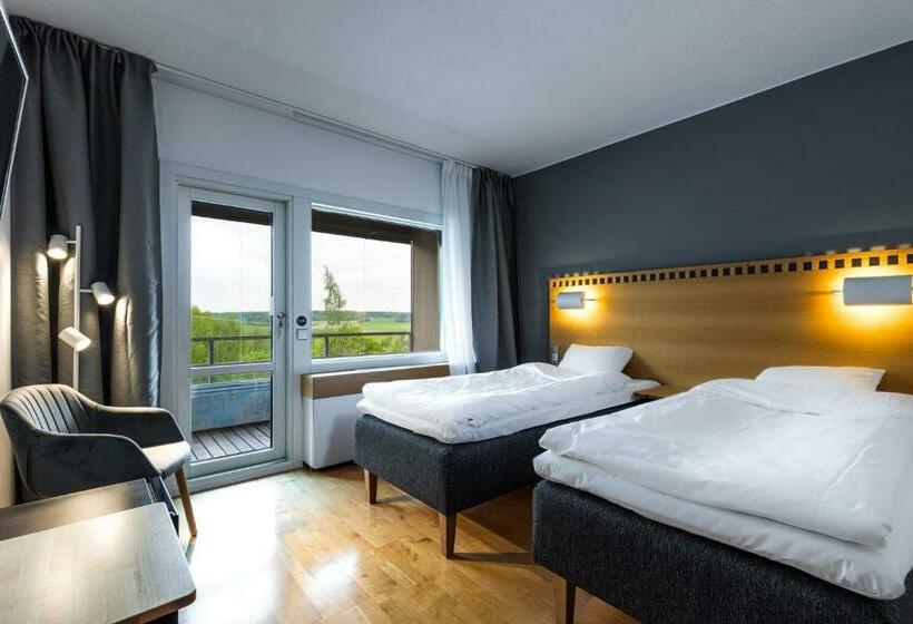 غرفة قياسية مزوَّدة بشُرفة, Li Siuntio