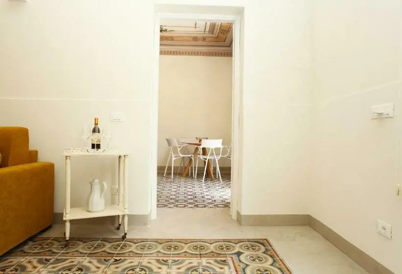 سوئیت جونیور با چشم‌انداز باغ, Versomare Room & Suite
