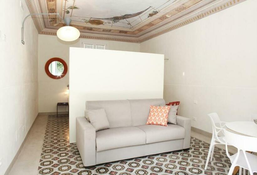 سوئیت جونیور با چشم‌انداز باغ, Versomare Room & Suite