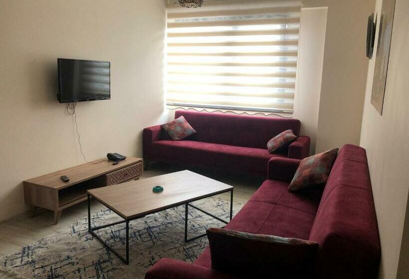 דירת חדר, Hilal House