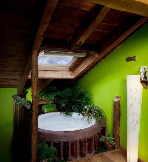 غرفة قياسية مزوَّدة بجاكوزي, El Planeta Escondido