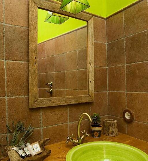 غرفة قياسية مزوَّدة بجاكوزي, El Planeta Escondido