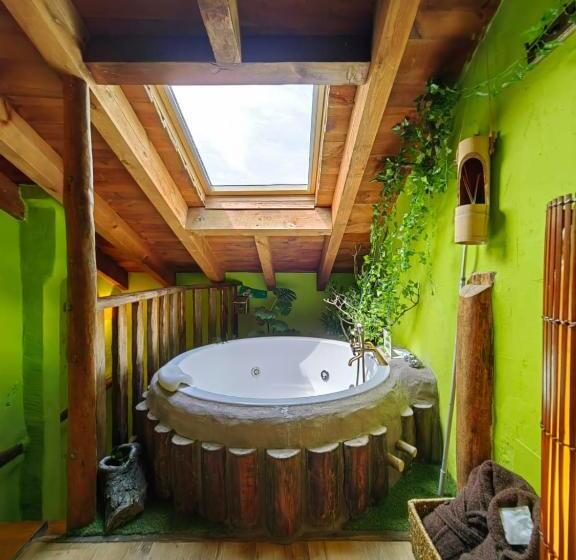 غرفة قياسية مزوَّدة بجاكوزي, El Planeta Escondido