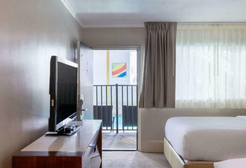 غرفة قياسية مطلّة علي حمام السباحة, Downtown Dover Inn