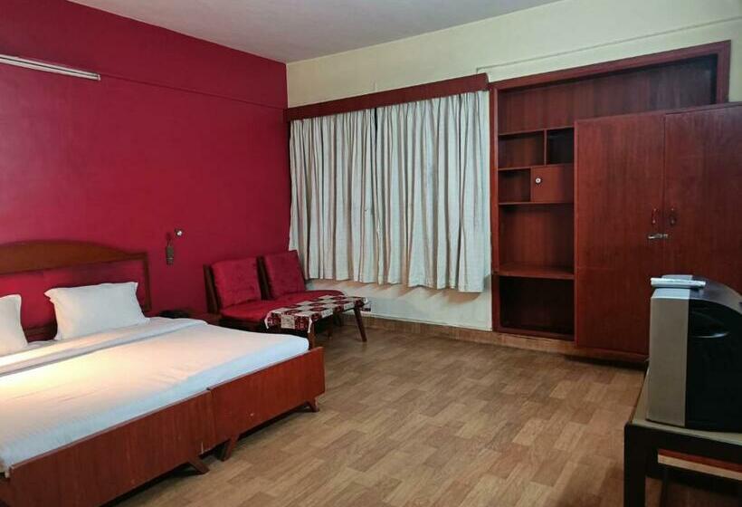 キングサイズベッドのデラックスルーム, Natures Retreat S And Resorts